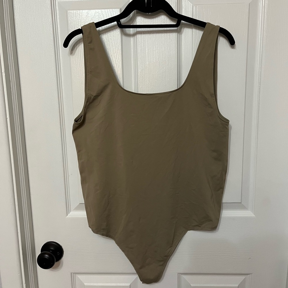 SKIMS 4X thong bodysuit scoop tank tan‎